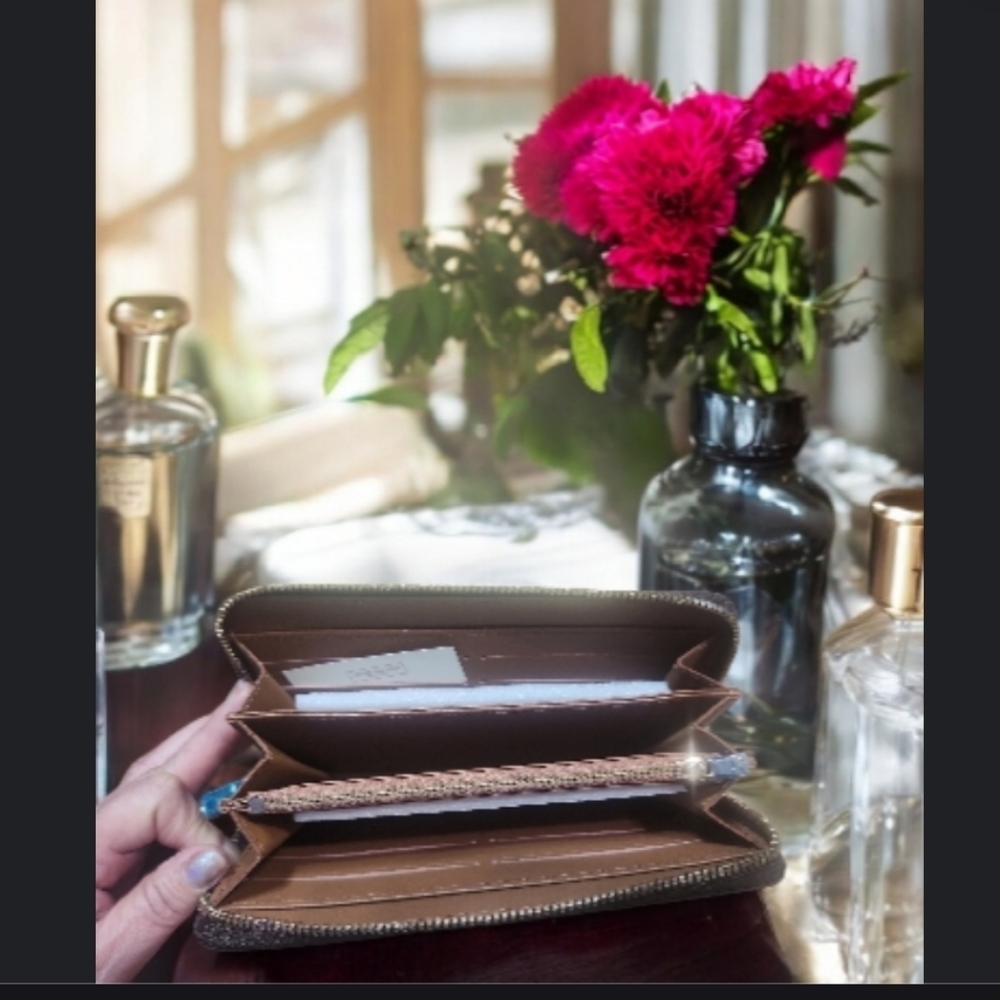 Louis Vuitton Monogram Wallet - Picture 2 of 6